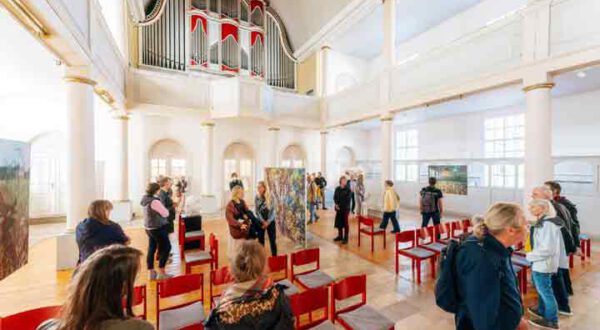 Besucher der Ausstellung in der Martini-Kirche in St. Andreasberg, in der Mitte des Raumes das Kunstwerk von Markus Bydolek, Foto: Tobias Brabanski