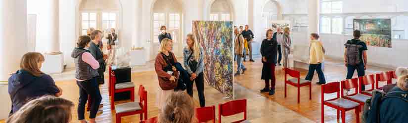 Besucher der Ausstellung in der Martini-Kirche in St. Andreasberg, in der Mitte des Raumes das Kunstwerk von Markus Bydolek, Foto: Tobias Brabanski - Kopf