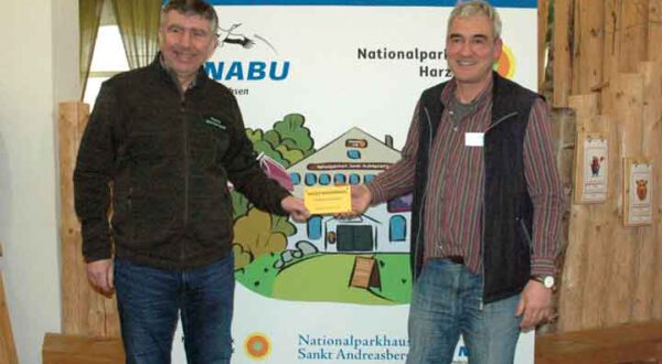 Klaus Dumeier (links) und Thomas Appel mit dem gelben Schild der Harzer Wandernadel. Foto: Victoria Dietrich