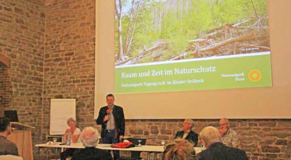 Nationalparkleiter Dr. Roland Pietsch eröffnet die Wissenschaftliche Naturschutztagung im Kloster Drübeck Foto: Mandy Gebara