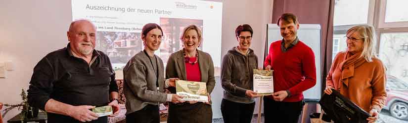Kerstin E. Tiede mit ihren Baumhäusern „Lug ins Land“ wurde in das Netzwerk der Harzer Nationalpark-Partner aufgenommen. Titel