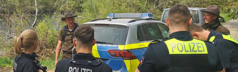Ranger der Harzer Nationalparkwacht mit Beamtinnen und Beamten der Polizeiinspektion Goslar bei der gemeinsamen Streife am Himmelfahrtstag 2023. Foto: Nationalpark Harz - Titel