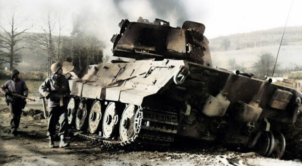 US - Infanteriean einem abgeschossenen deutschen Tiger - Panzer. Archiv Langer.