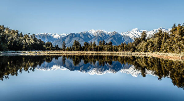 Der Matheson-See, im Hintergrund die Berggipfel des Westland Tai Poutini National Park in Neuseeland. Foto: Martin Enigk