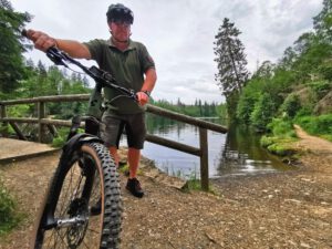 Die Teilnehmer der Mountainbike-Touren in Begleitung eines Rangers können vielen Facetten des Nationalparks erleben und etwas über die Natur erfahren. Foto: Nationalpark Harz