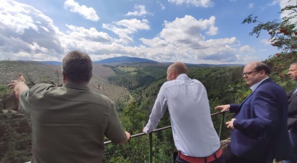 Von der Rabenklippe mit ihrer spektakulären Aussicht auf den Brocken sind die verschiedenen Stadien des Waldwandels im Nationalpark Harz gut zu erkennen. Nationalparkleiter Dr. Roland Pietsch (l.) erläutert dem niedersächsischen Umweltminister Christian Meyer (rechts), Christoph Willeke, SPD-Landtagsabgeordneter aus Bad Harzburg (Mitte), und weiteren lokalen Akteuren dazu Hintergründe und Zusammenhänge. (Foto: Martin Baumgartner, Nationalpark Harz)