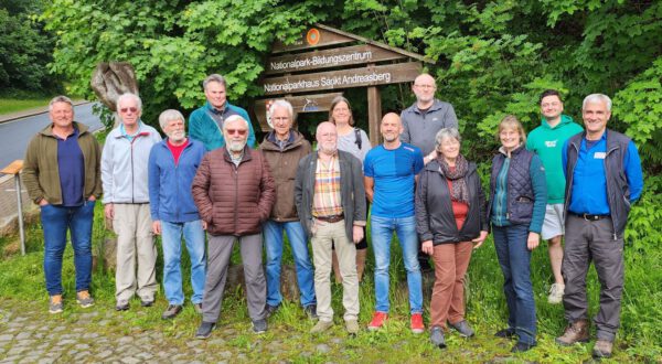 Nationalparkleiter Dr. Roland Pietsch (links) mit den ausgezeichneten Waldführerinnen und Waldführern. Rechts im Bild Thomas Appel, Leiter des Nationalparkhauses in Sankt Andreasberg. Foto: Stephanie Plate;